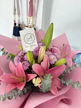 Cargar imagen en el visor de la galería, Lilly’s Bqt