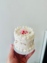 Cargar imagen en el visor de la galería, Tiny Vintage Cake
