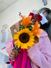 Cargar imagen en el visor de la galería, Blooming Bouquet